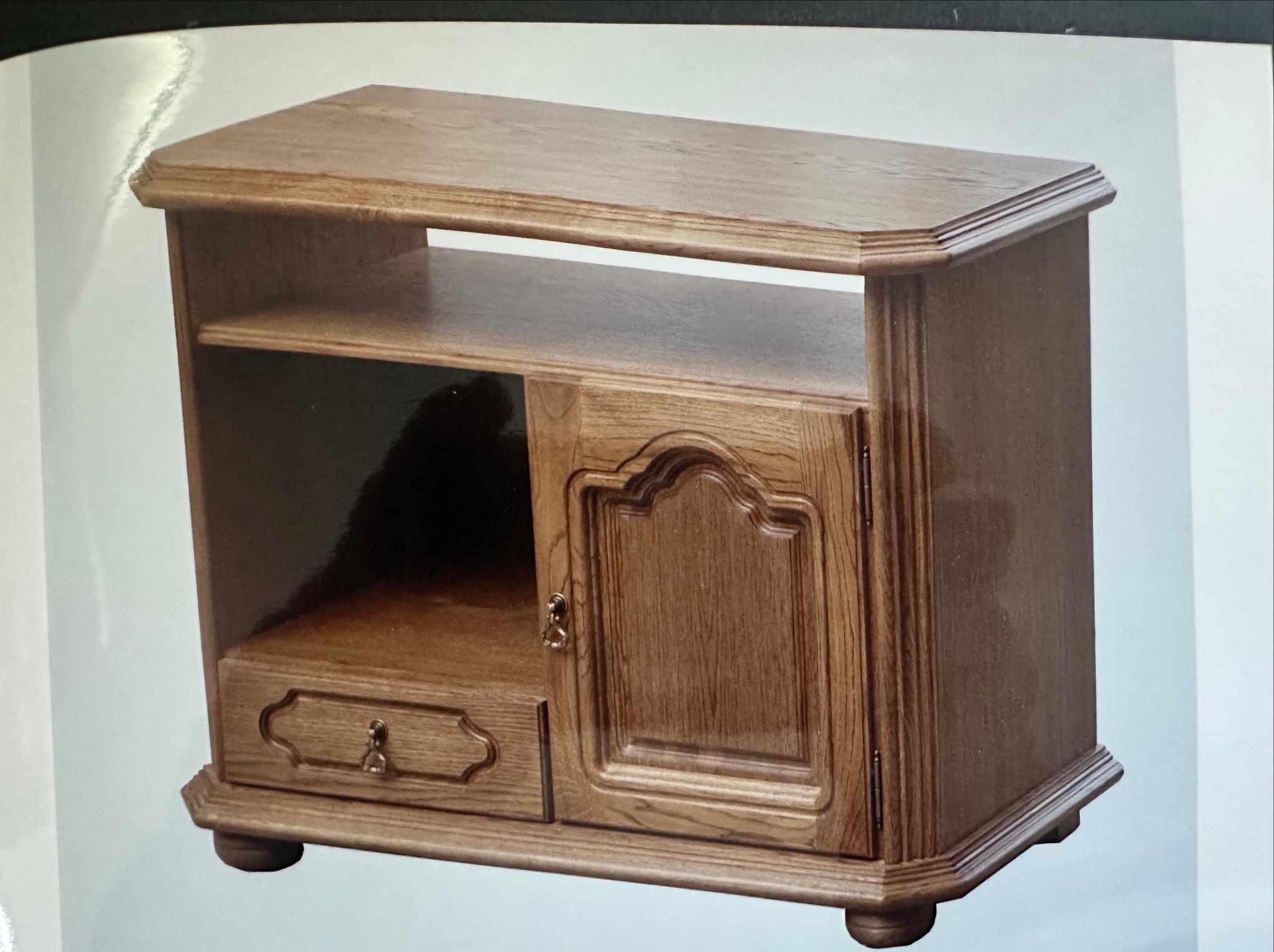 Drewniana szafka RTV w stylu retro z szufladą i półką, wykonana na zamówienie w Sępólnie Krajeńskim. Mebel z frezowanymi detalami i ozdobnymi nóżkami.