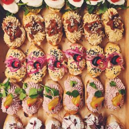 FoodieBox - Party&Event catering - Różnorodne kanapki na pieczywie w kartonowym pudełku: z mozzarellą i pomidorem, pastą z suszonymi pomidorami, pastą z cebulą, różową pastą i białym serem.