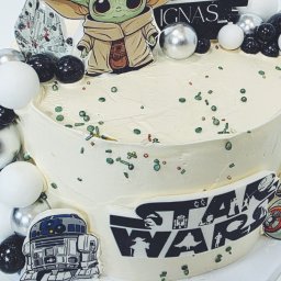 FoodieBox - Party&Event catering - Tort z motywem Star Wars, dekorowany figurką Baby Yoda i napisem 'Star Wars', posypany zielonymi drobinkami, z okazji 5 urodzin Ignasia.