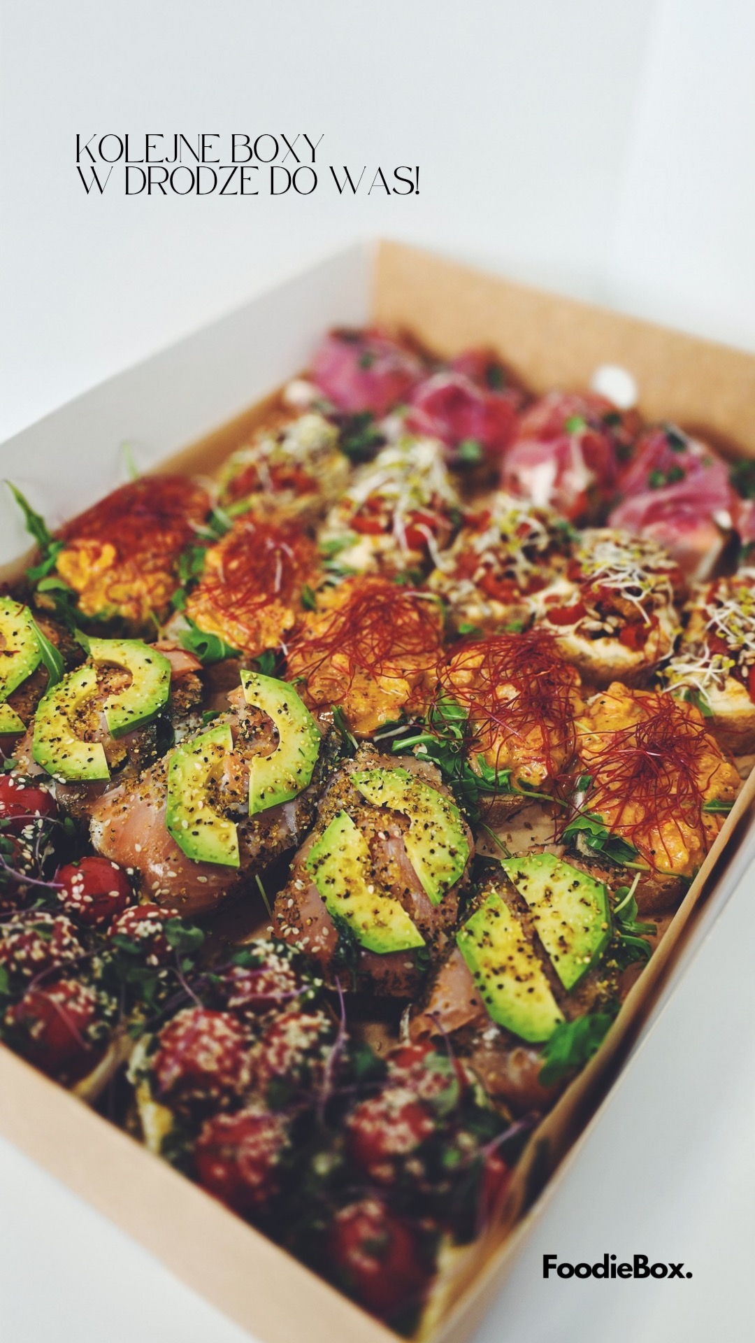 Box kanapek z awokado, łososiem, pomidorkami i kiełkami, widok z góry. Różnorodność smaków w eleganckim opakowaniu.