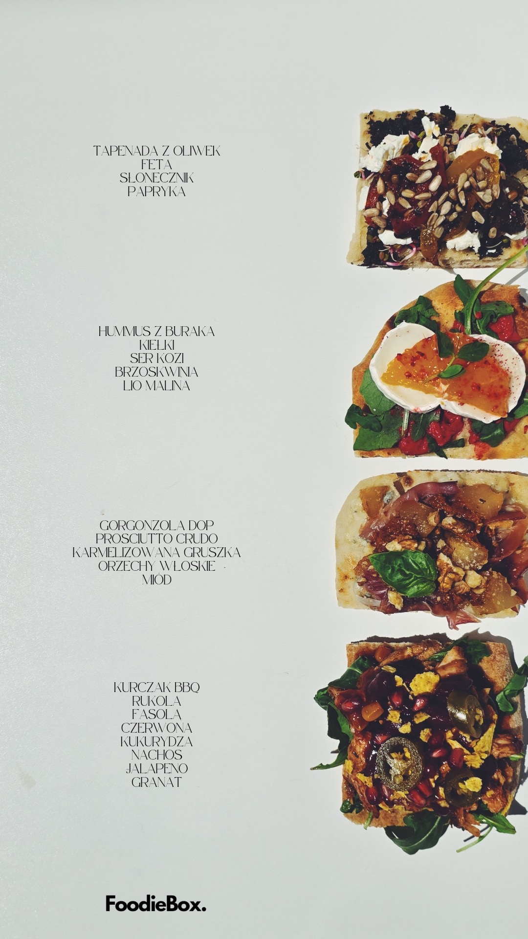 Menu FoodieBox prezentuje cztery kanapki z różnymi składnikami: tapenada z oliwek, hummus z buraka, gorgonzola z gruszką i kurczak BBQ. Minimalistyczny design.