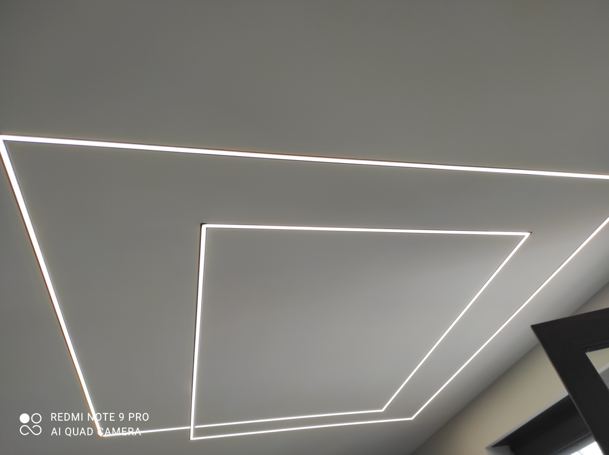 Nowoczesne oświetlenie sufitowe LED w kształcie kwadratów, ciepłe białe światło, minimalistyczny design, widok z dołu.