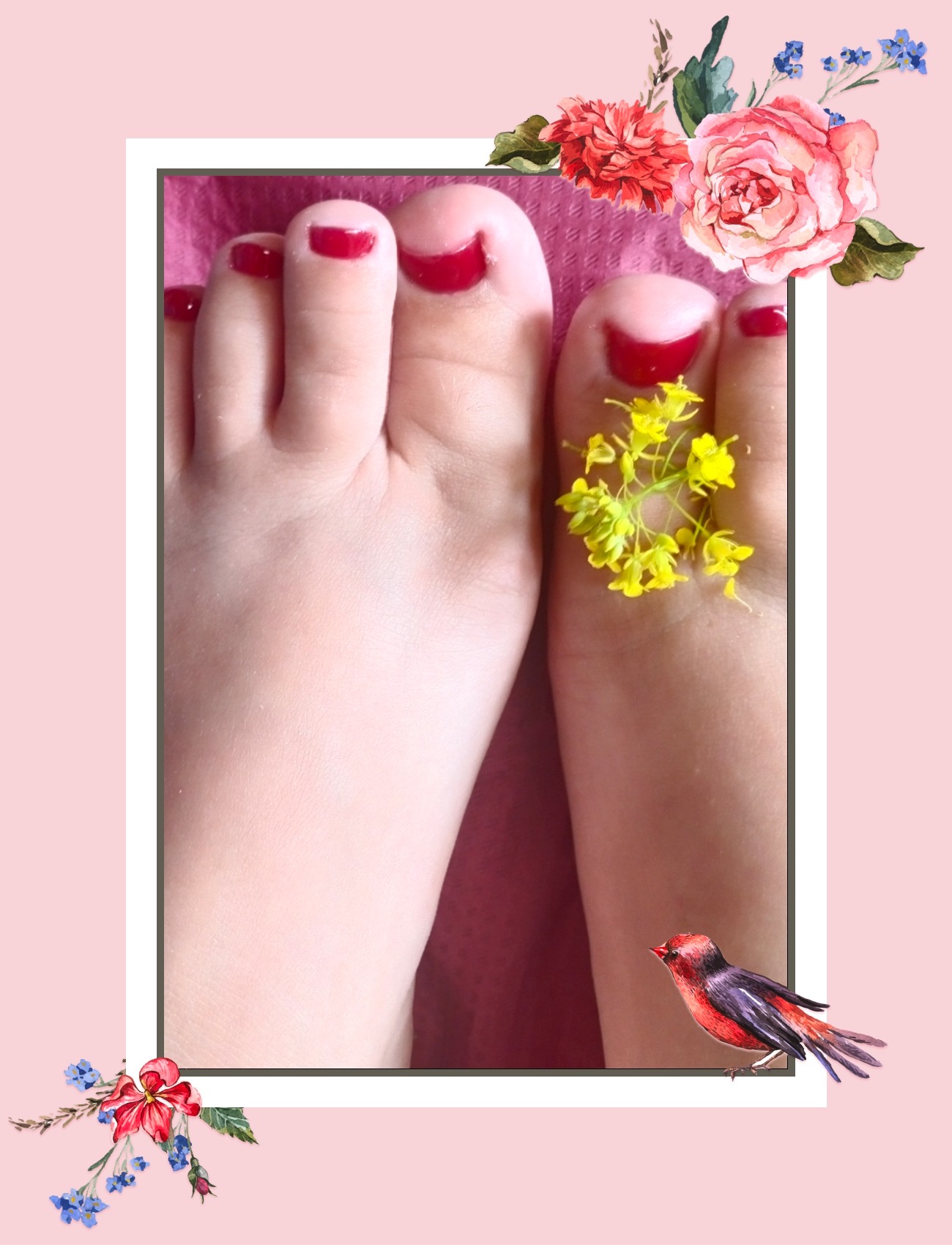 Pomazane na czerwono paznokcie u stóp, ozdobione drobnymi żółtymi kwiatkami, prezentowane na różowym tle z kwiatowymi i ptasimi ozdobnikami.