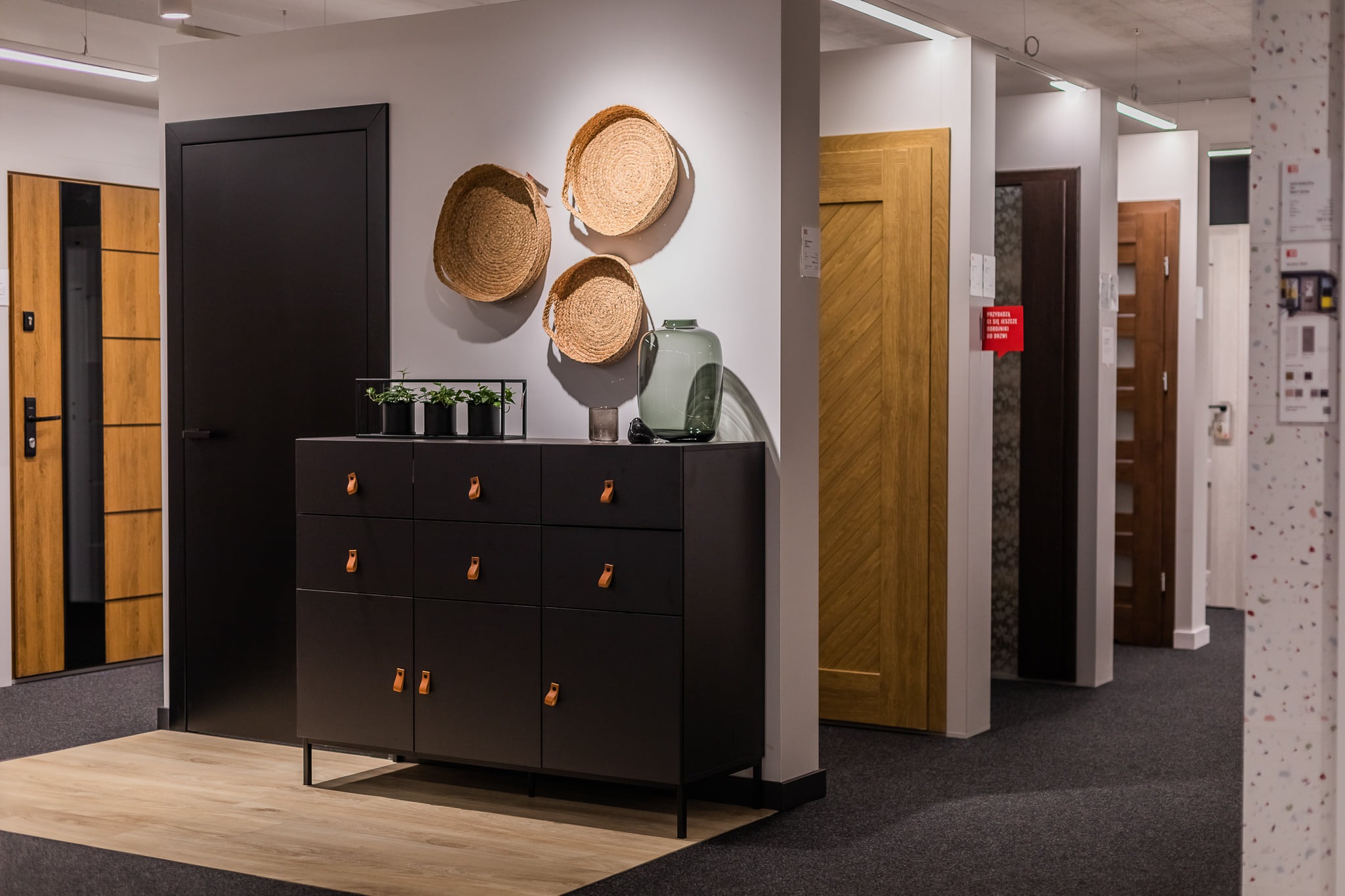 W naszym salonie posiadamy drzwi dla każdego, ekspozycja liczy ponad 90 modeli.