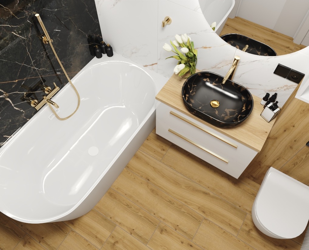 Elegancka łazienka z czarnym marmurem, złotą armaturą i drewnianą podłogą, widok z góry na wannę, umywalkę nablatową i toaletę.
