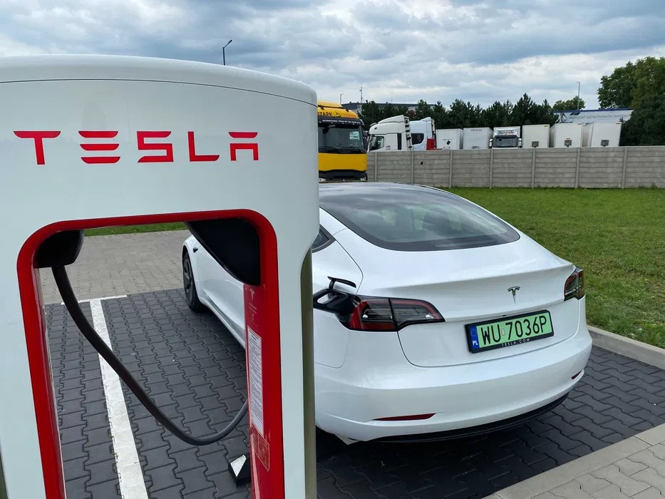 Szybkie ładowanie na stacji Supercharger