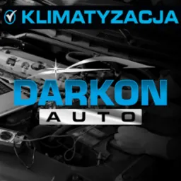 Laptop z wykresem diagnostycznym i multimetr na tle silnika samochodowego, logo firmy DARKON AUTO i napis KLIMATYZACJA w górnej części zdjęcia.