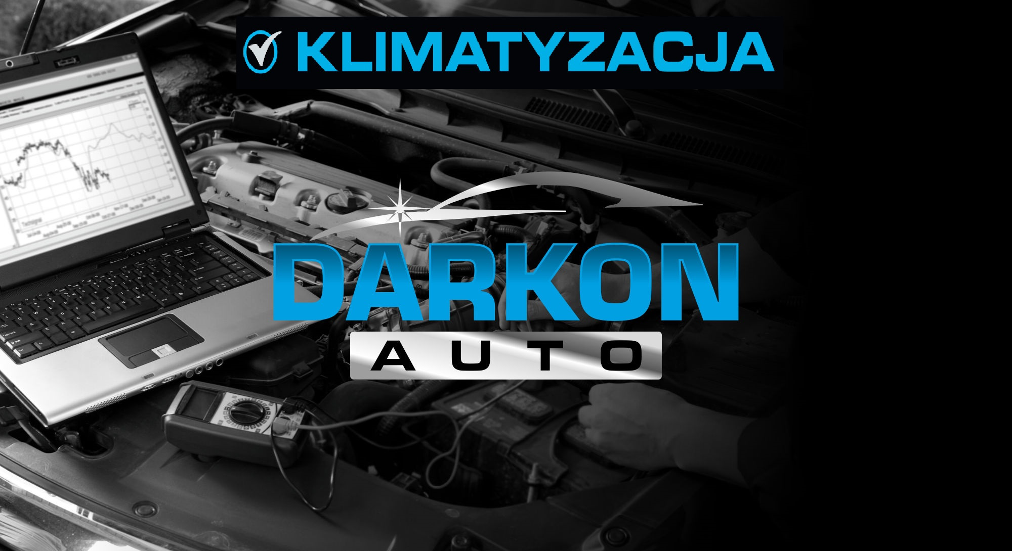 Laptop z wykresem diagnostycznym i multimetr na tle silnika samochodowego, logo firmy DARKON AUTO i napis KLIMATYZACJA w górnej części zdjęcia.