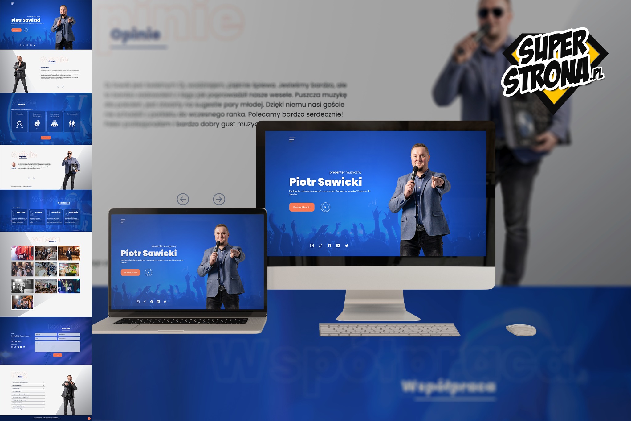 Komputer stacjonarny i laptop wyświetlające stronę internetową prezentera muzycznego Piotra Sawickiego z niebieskim tłem i jego wizerunkiem z mikrofonem, w tle postać konferansjera z logotypem...