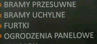 Tablica informacyjna: bramy przesuwne, uchylne, furtki, ogrodzenia panelowe. Tekst na ciemnym tle, pomarańczowe kwadraty przy każdym wierszu.