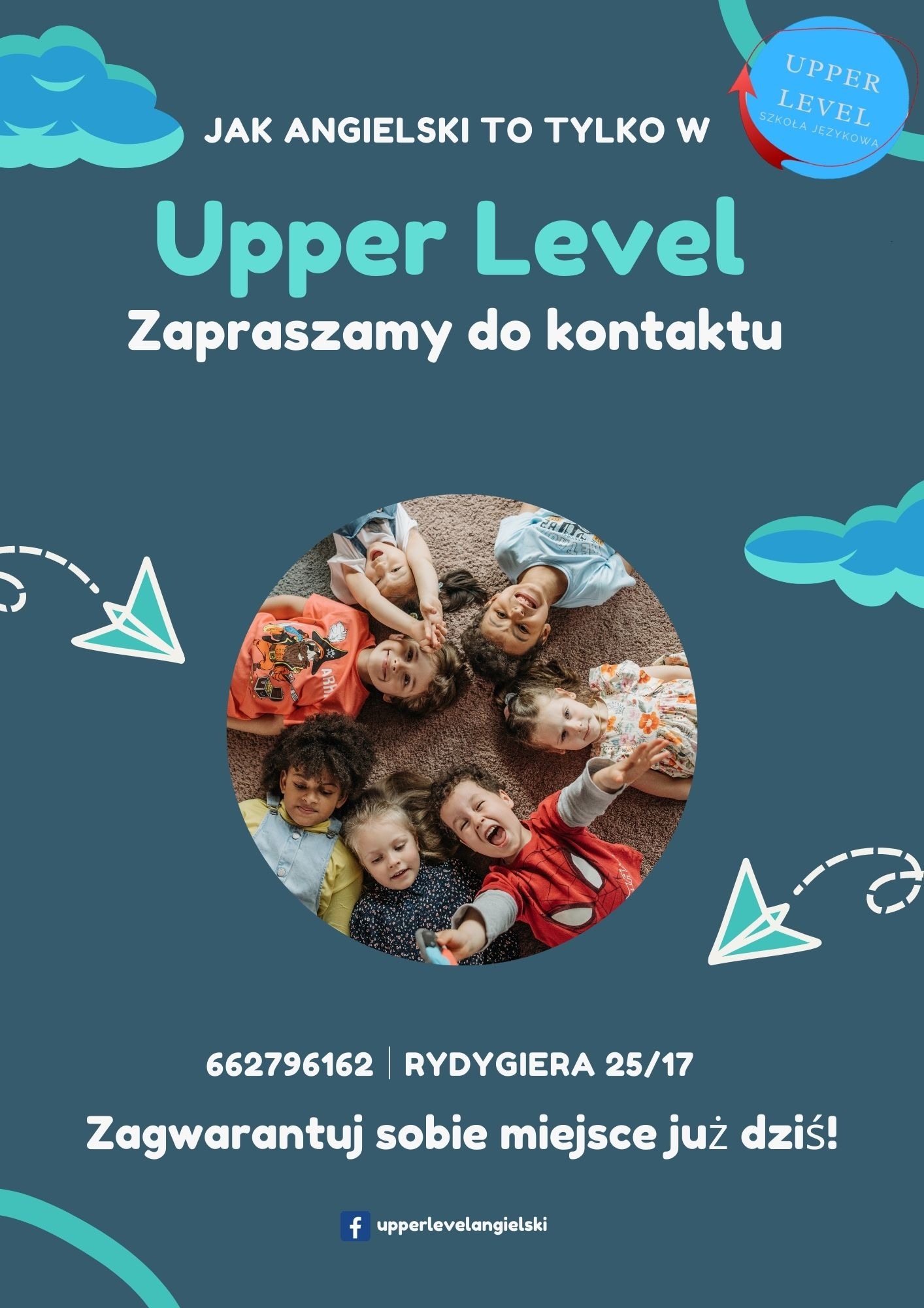 Reklama szkoły językowej Upper Level: grupa dzieci leżących na dywanie, uśmiechniętych i patrzących w górę, otoczona tekstem promocyjnym i grafikami w kolorach niebieskim i białym.