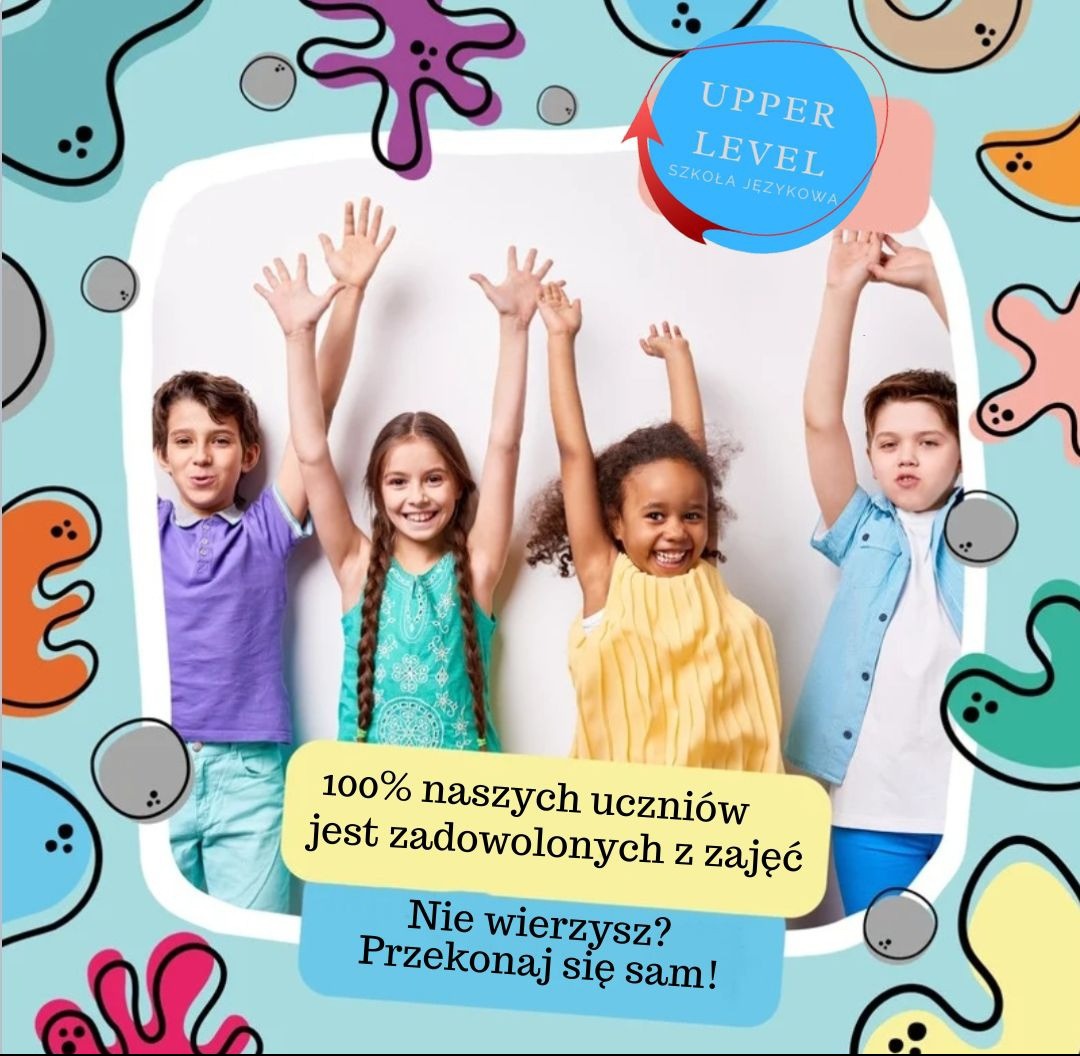 Czterech uśmiechniętych uczniów z podniesionymi rękami na tle białej ściany, otoczonych kolorową ramką z motywami morskimi i tekstem reklamowym.