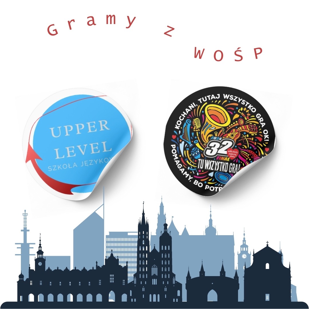 Naklejka z logo szkoły językowej Upper Level z niebieskim tłem i czerwonym znakiem, obok naklejka WOŚP na tle panoramy miasta.