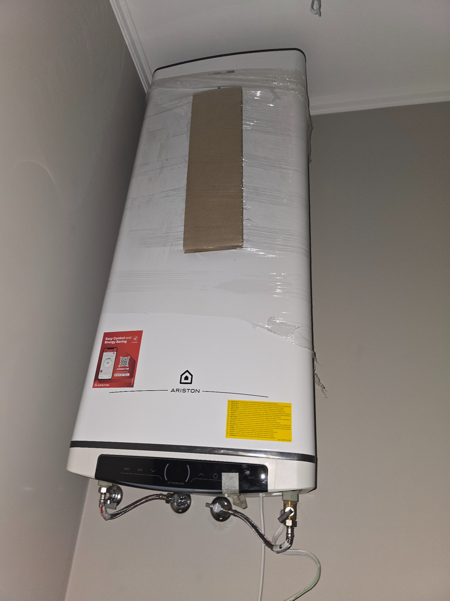 Elektryczny podgrzewacz wody firmy Ariston (tzw. bojler)