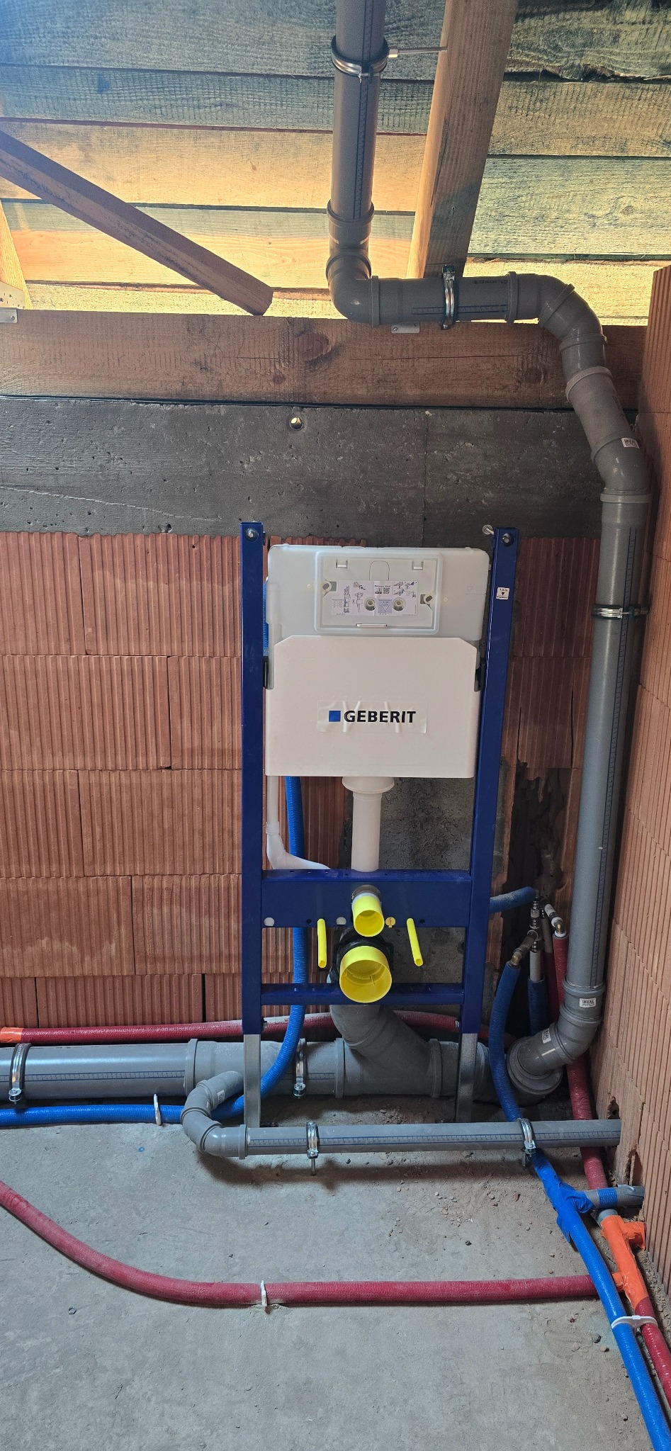 Montaź stelaża WC firmy Geberit. Zamontowany w nowym budownictwie, gotowy do dalszych prac wykończeniowych.