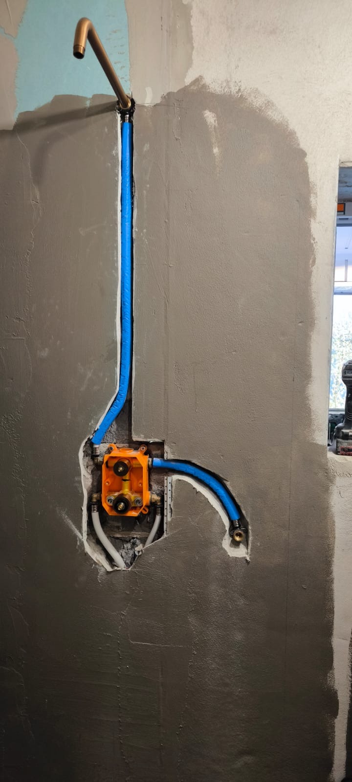 Bateria prysznicowa podtynkowa, gotowa do dalszych prac wykończeniowych