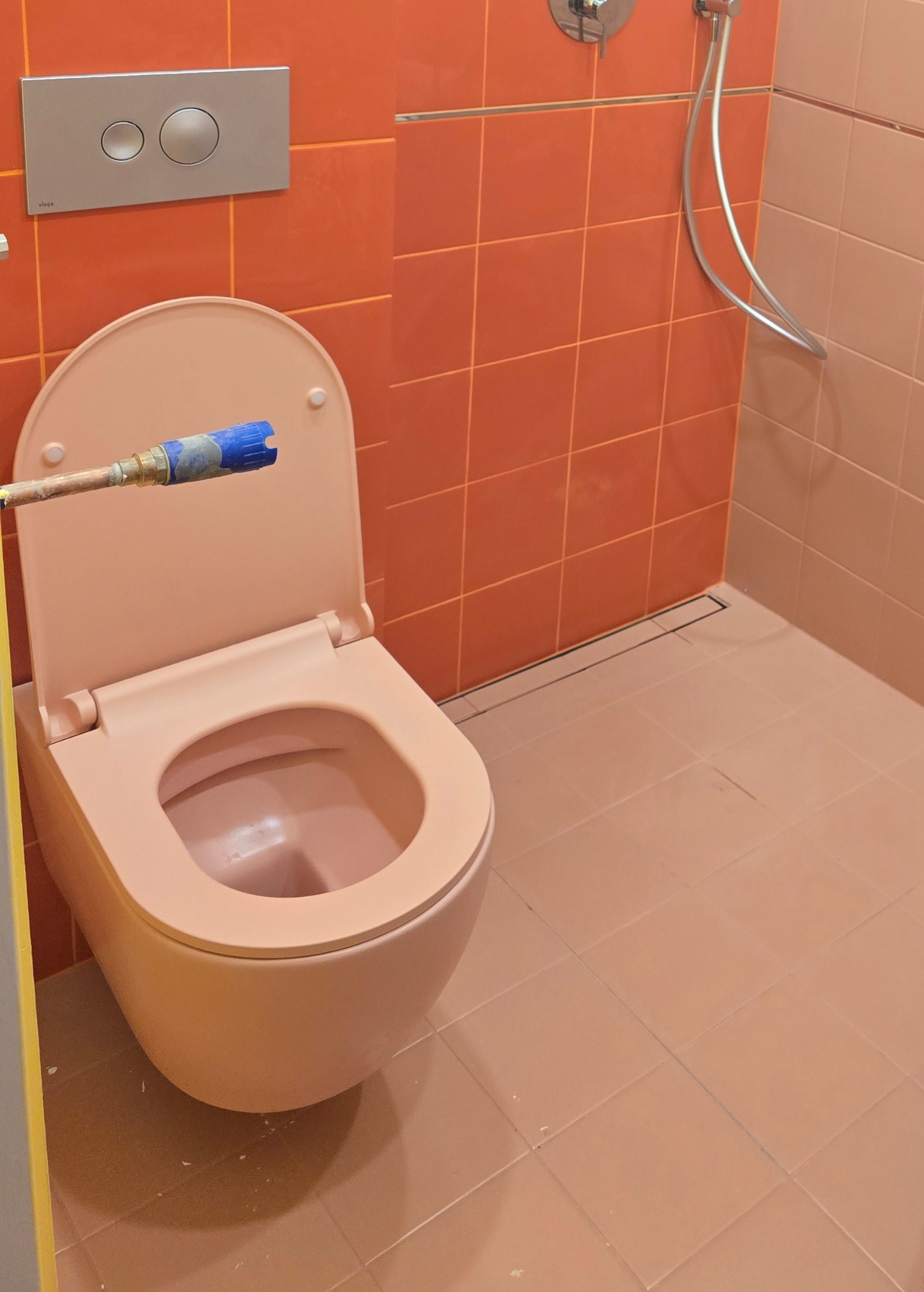 Biały montaż (chociaż misa sedesowa różowa ;)