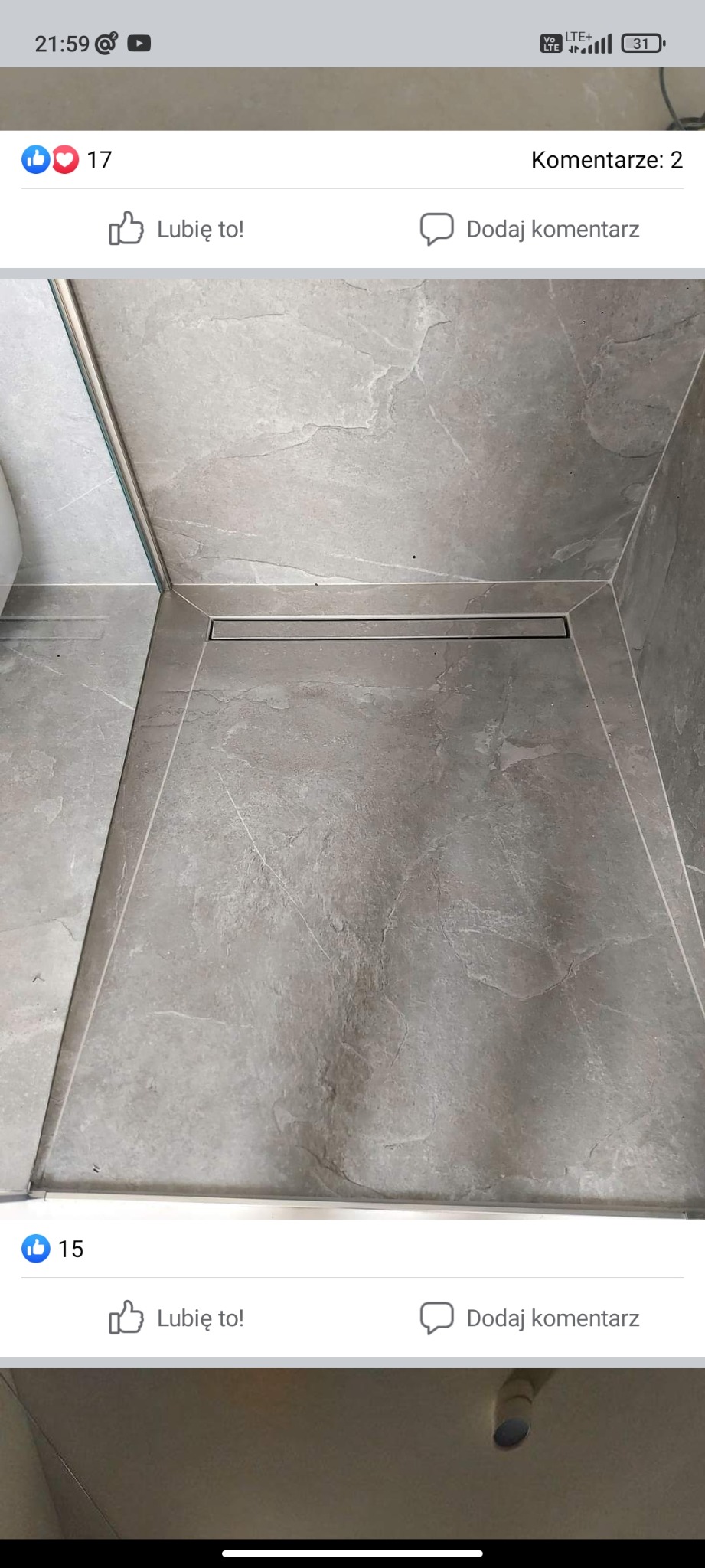 Wykończona kabina prysznicowa z szarymi płytkami imitującymi kamień i odpływem liniowym, widok z góry.