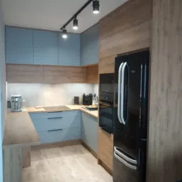 Nowoczesna kuchnia w kształcie litery U z niebieskimi frontami szafek i drewnopodobnymi panelami, oświetlona reflektorami szynowymi, z czarną lodówką i wbudowanym piekarnikiem.