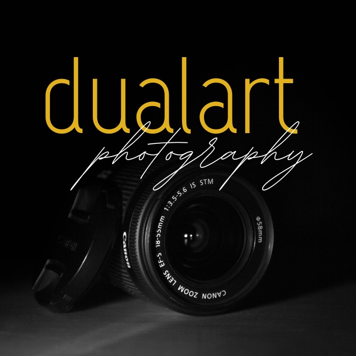 Obiektyw Canon EF-S 18-55mm f/3.5-5.6 IS STM z częściowo zdjętą pokrywką, logo 'dualart photography' w górnej części zdjęcia, czarne tło.