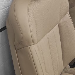 Hako Meble - Beżowe skórzane siedzenie samochodowe z perforowaną powierzchnią i widocznym napisem 'AIRBAG' na boku.