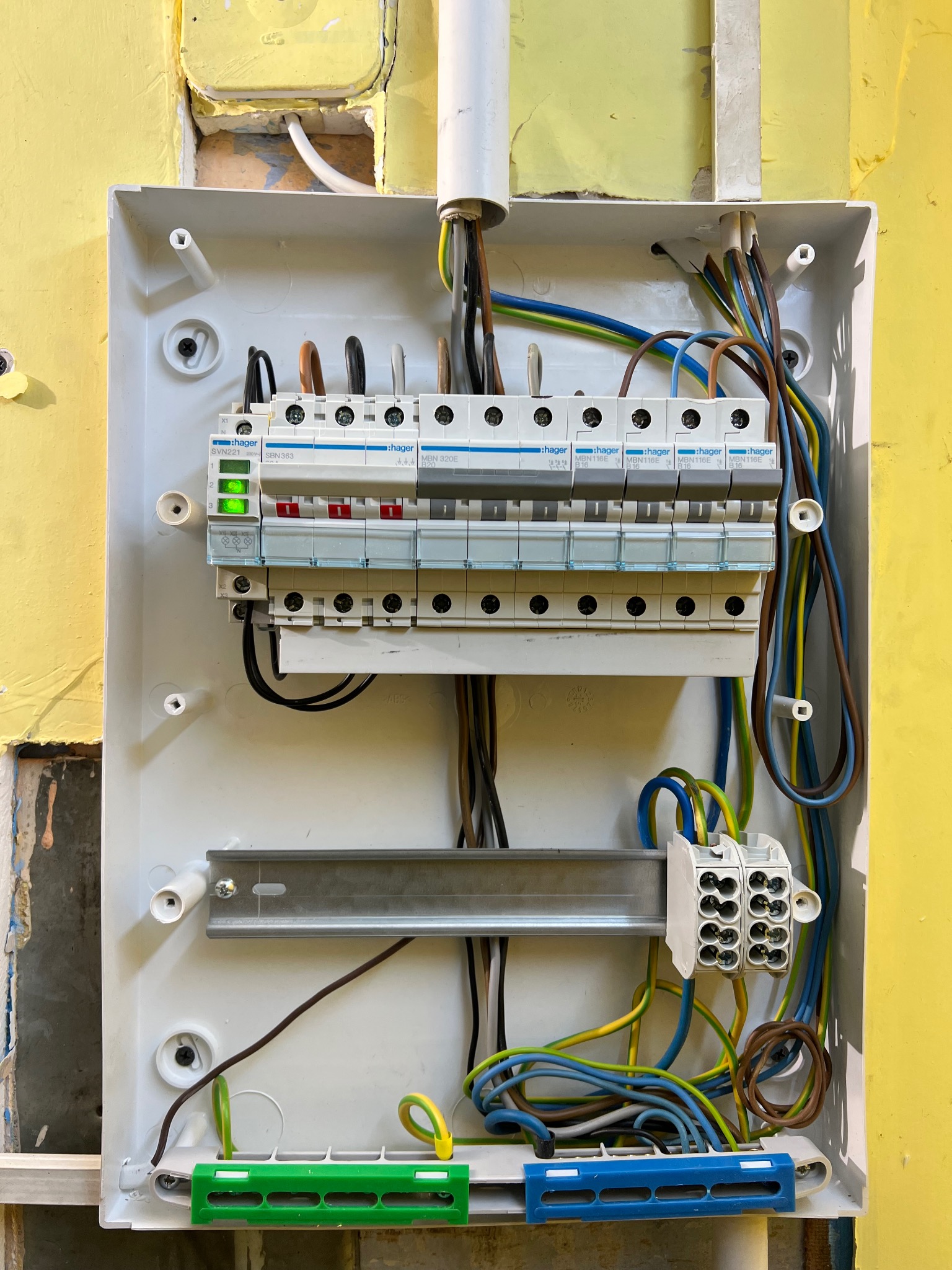 montaż nowej rozdzielnicy w miejscu starej instalacji (licznika i bezpieczników topikowych)