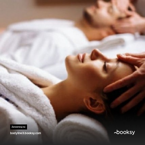 Relaksujący zabieg na twarz w Sopot, wykonywany na leżąco, z użyciem białego ręcznika i delikatnego dotyku dłoni.