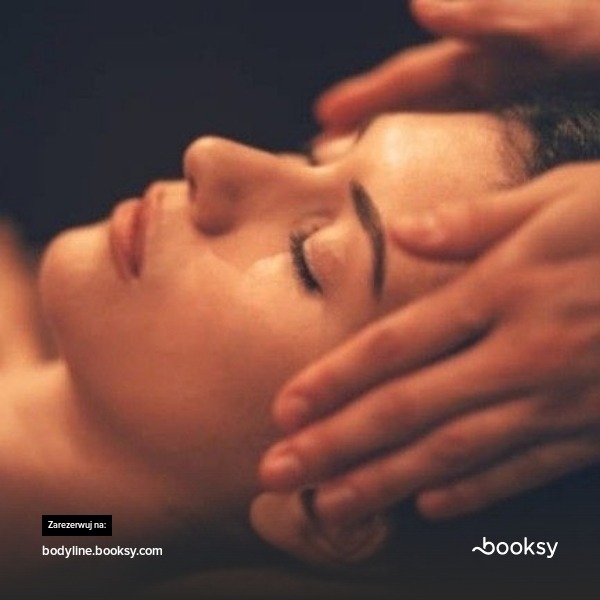 Kobieta z zamkniętymi oczami podczas masażu twarzy wykonywanego dłońmi, widok z boku.