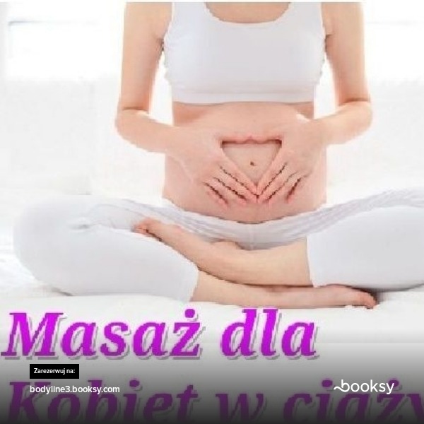 Kobieta w ciąży siedzi w pozycji lotosu, dłonie ułożone w kształt serca na brzuchu, ujęcie z przodu, białe tło, reklama masażu dla kobiet w ciąży.