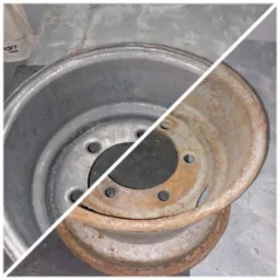 Obręcz stalowa koła samochodowego: połowa po piaskowaniu, druga połowa z widoczną rdzą, ukazująca efekt czyszczenia.