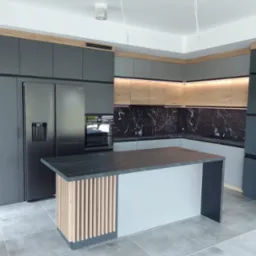 Nowoczesna kuchnia z szarymi szafkami, drewnianymi akcentami i wyspą z blatem imitującym marmur, oświetlona listwami LED.