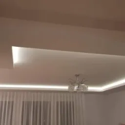 Nowoczesny sufit podwieszany z oświetleniem LED i kryształowym żyrandolem, widok z dołu.