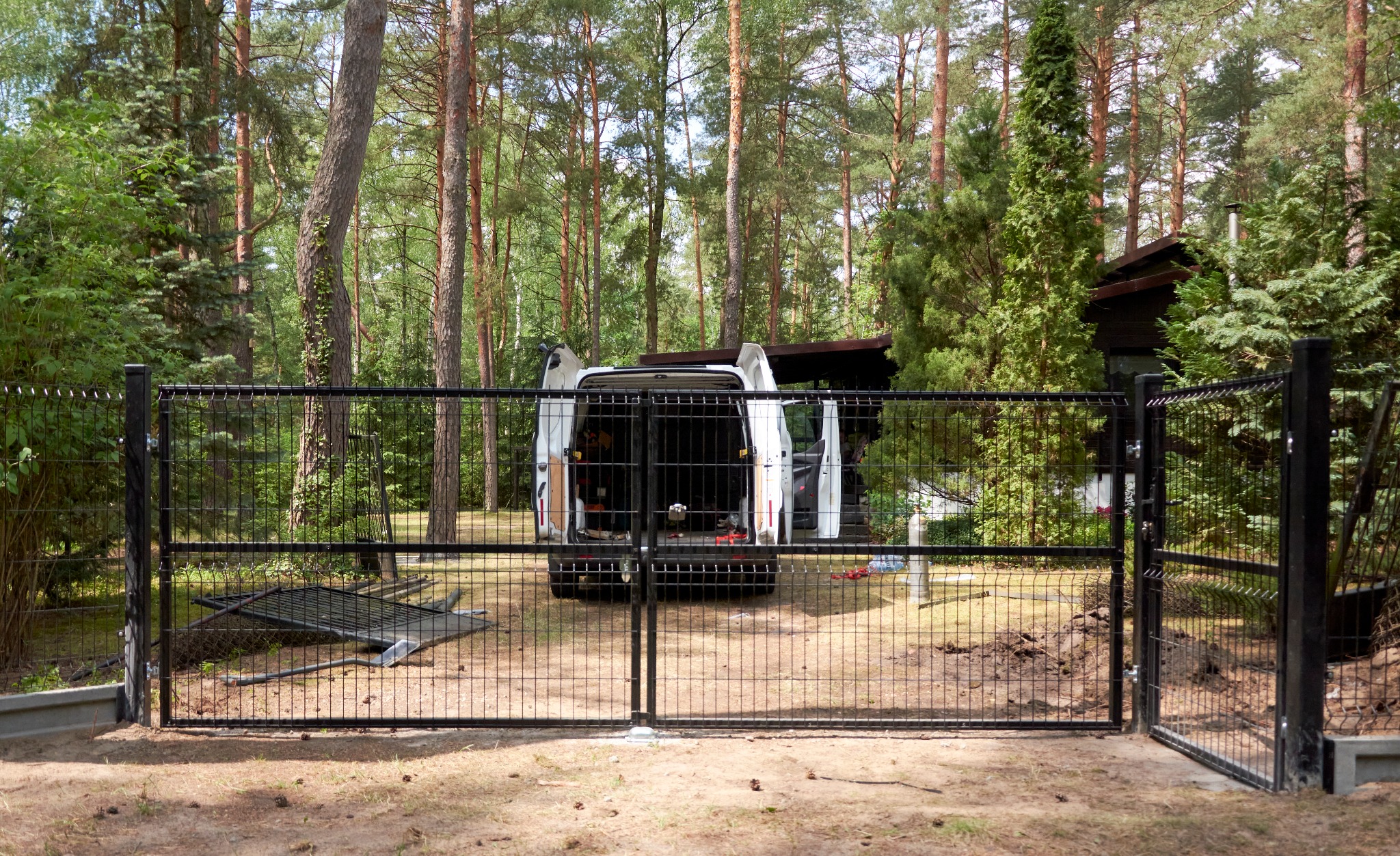 Brama z furtką z wypełnieniem panelowym 3d, oraz ogrodzenie panelowe z częściową kaskadą.
