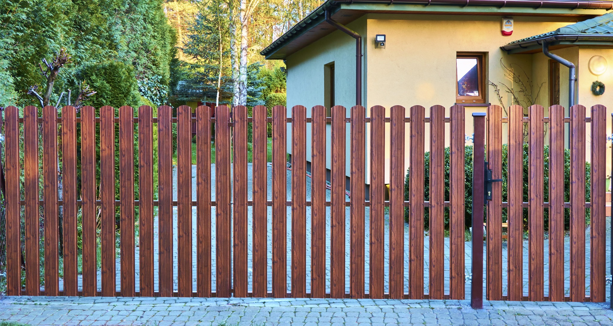 Brama z furtką z wypełnieniem sztachetkowym - montaż na istniejących słupkach.