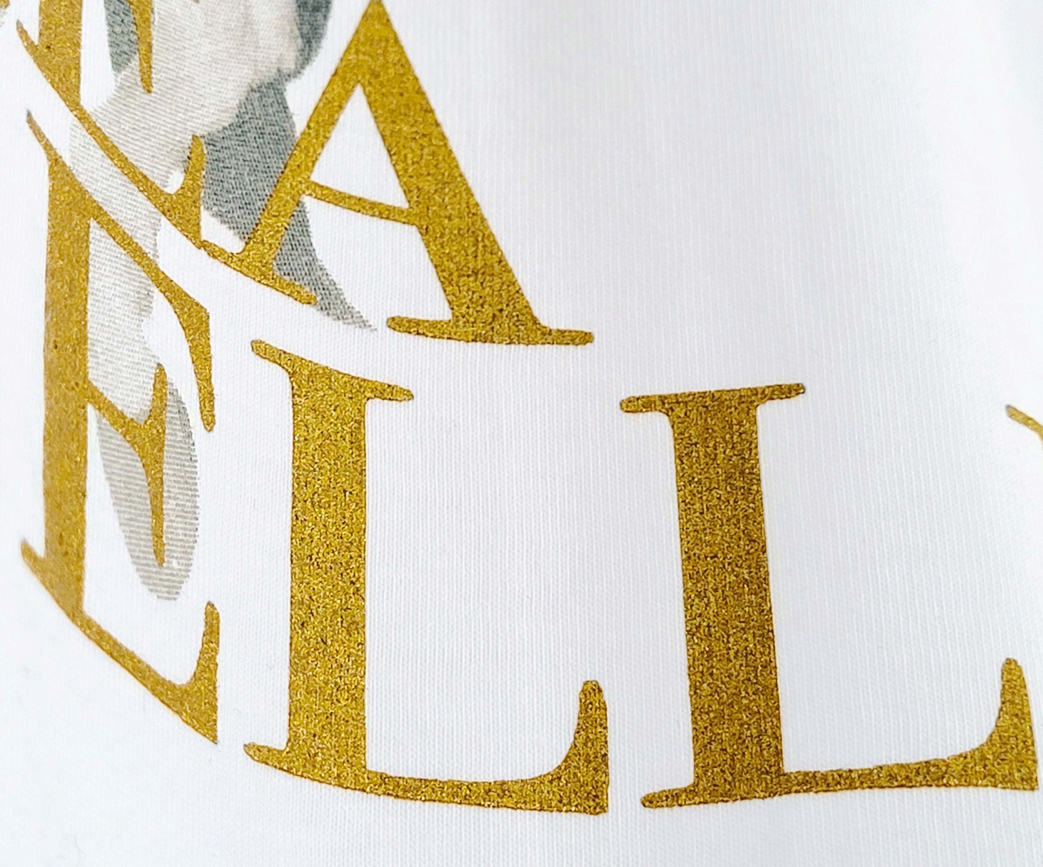 Sitodruk farbami wodnymi z dodatkiem farby efektowej brokatowej.