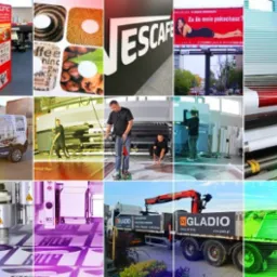 Kompozycja kolażu przedstawiająca różnorodne przykłady reklam wizualnych, w tym neonowy samochód, billboard z reklamą, oklejoną reklamą furgonetkę, szyldy i banery, od produkcji po montaż.