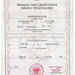 Aliaksandr Koushun - Świadectwo ukończenia szkoły policealnej technika masażysty Aliaksandra Koushun, wydane w Bydgoszczy, z pieczęcią i podpisem dyrektora szkoły.