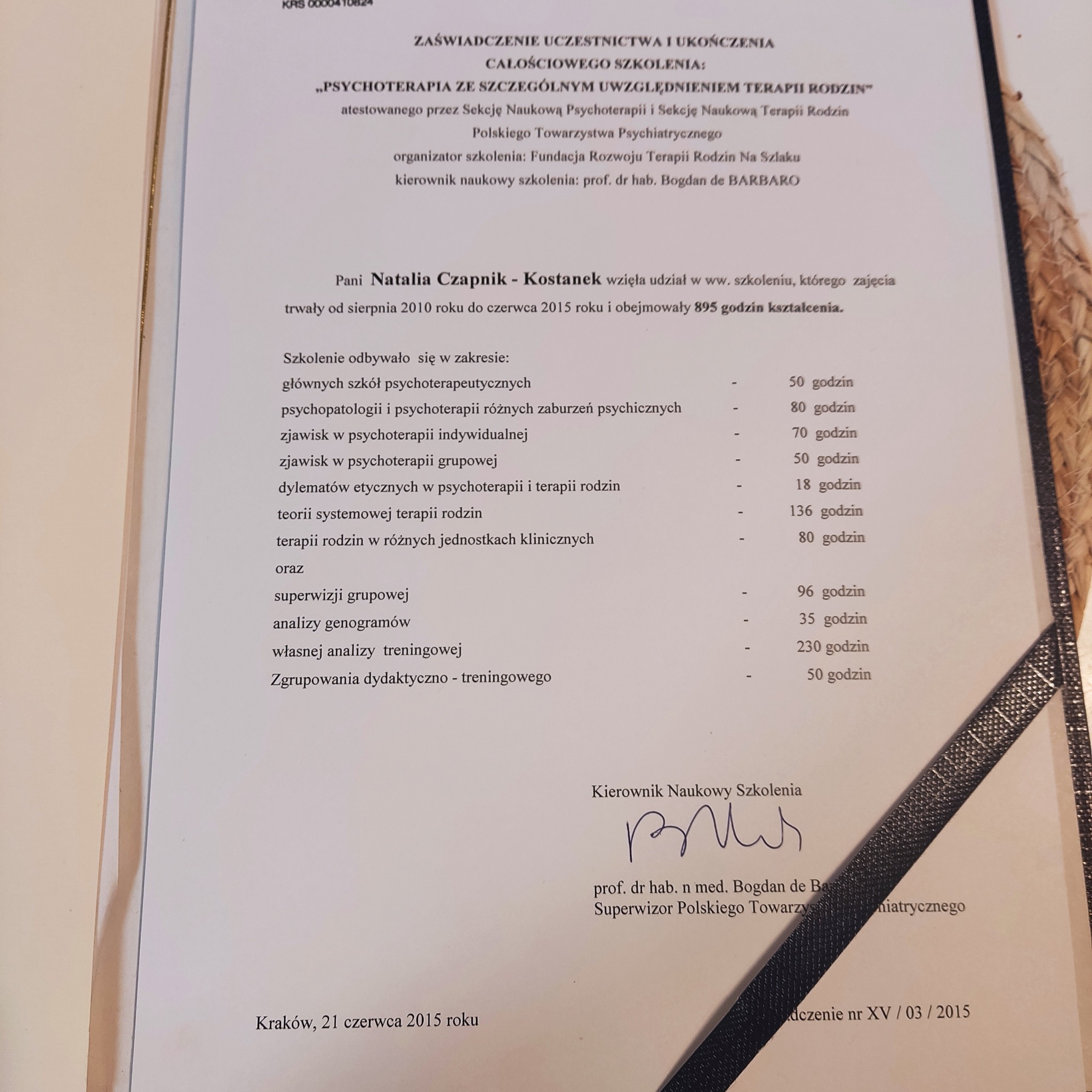 Skan zaświadczenia o ukończeniu całościowego szkolenia z psychoterapii ze szczególnym uwzględnieniem terapii rodzin, atestowanego przez Sekcję Naukową Psychoterapii i Sekcję Naukową Terapii Rodzin...
