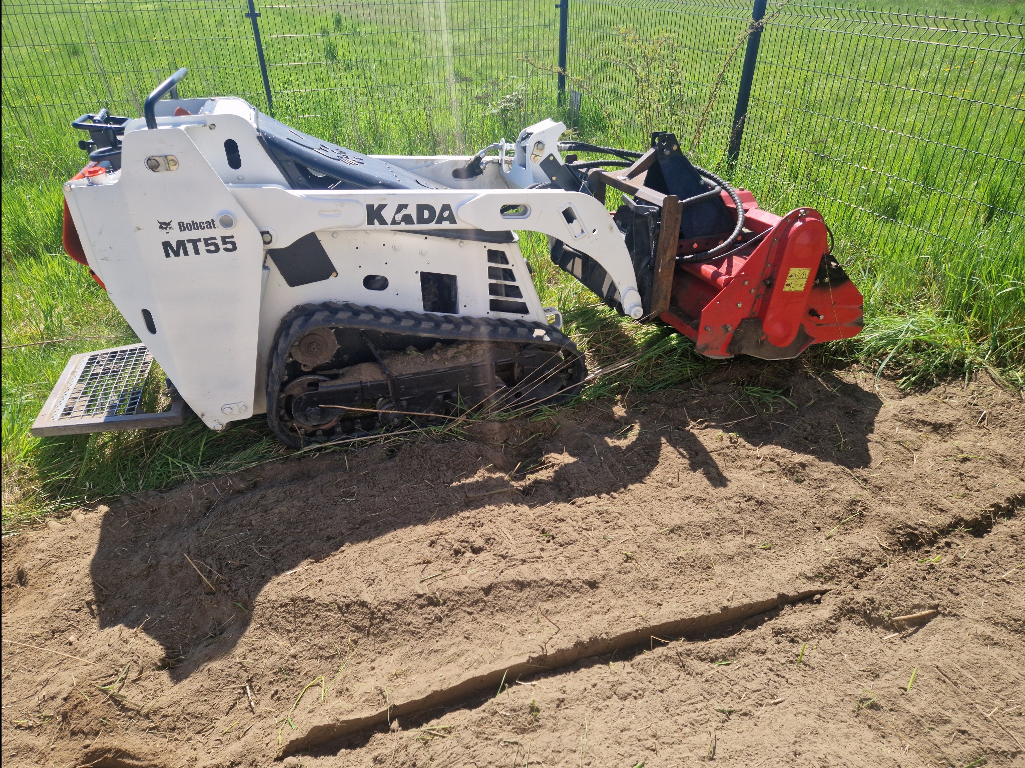 Bobcat mt55 z glebogryzarką separacyjną