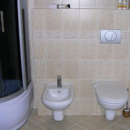 3D HOUSE - łazienka wykończona płytkami i akcesoriami sanitarnymi
