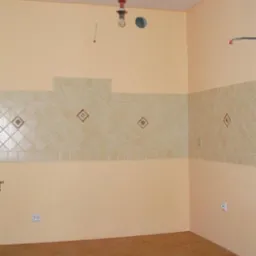 wykończenie ścian płytkami w kuchni między szafkami