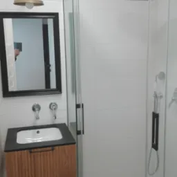 wykończenie łazienki płytkami i osprzętem hydraulicznym, biały montaż