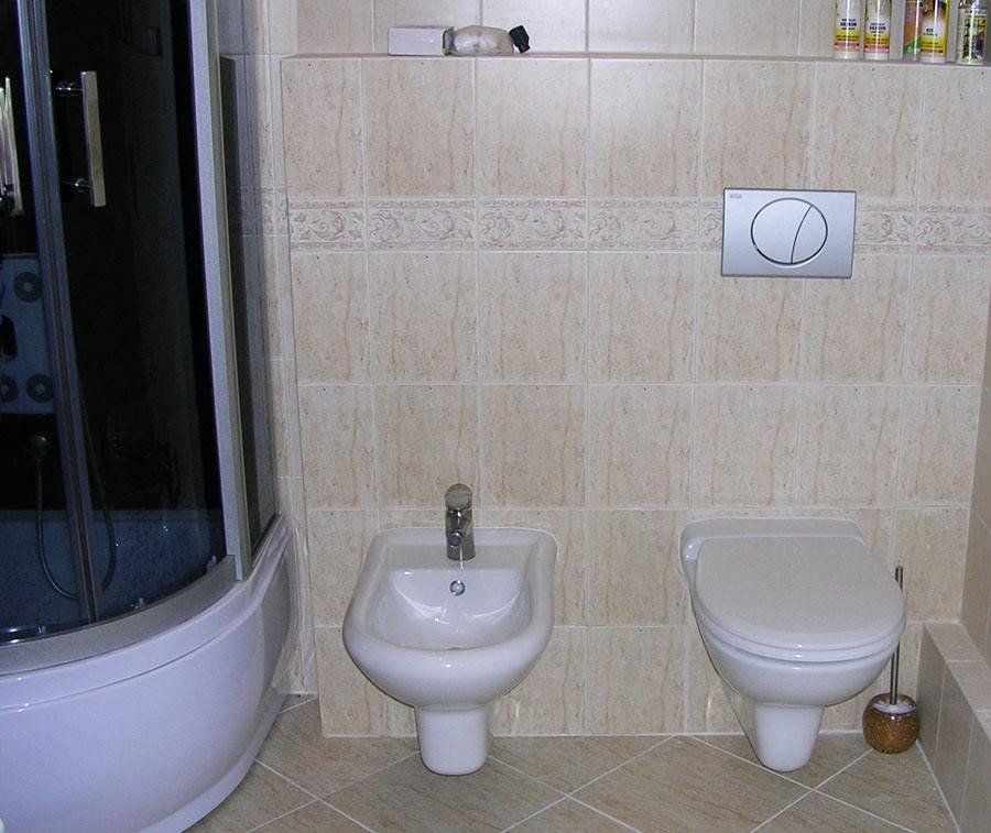 łazienka wykończona płytkami i akcesoriami sanitarnymi