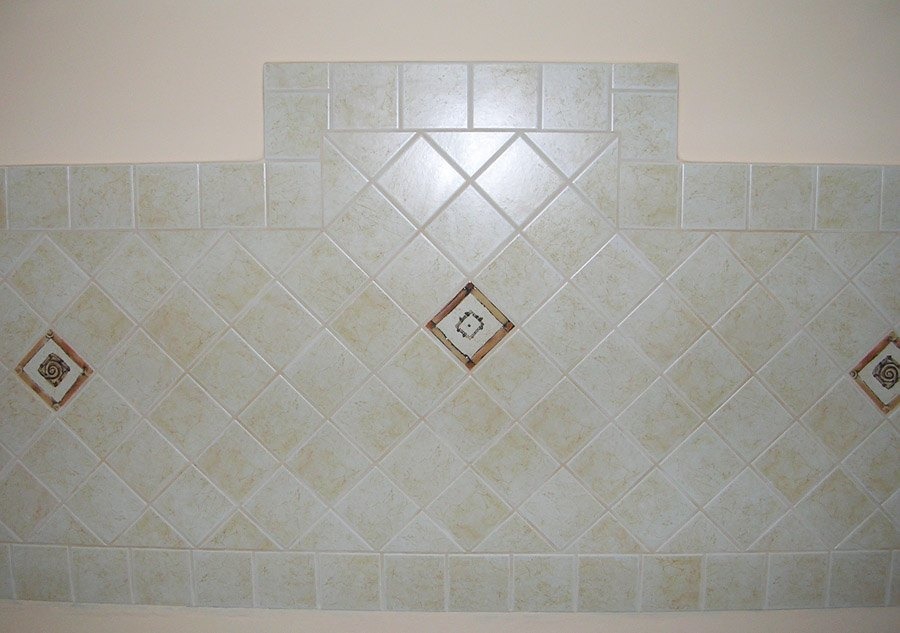 wykończenie ścian płytkami między szafkami