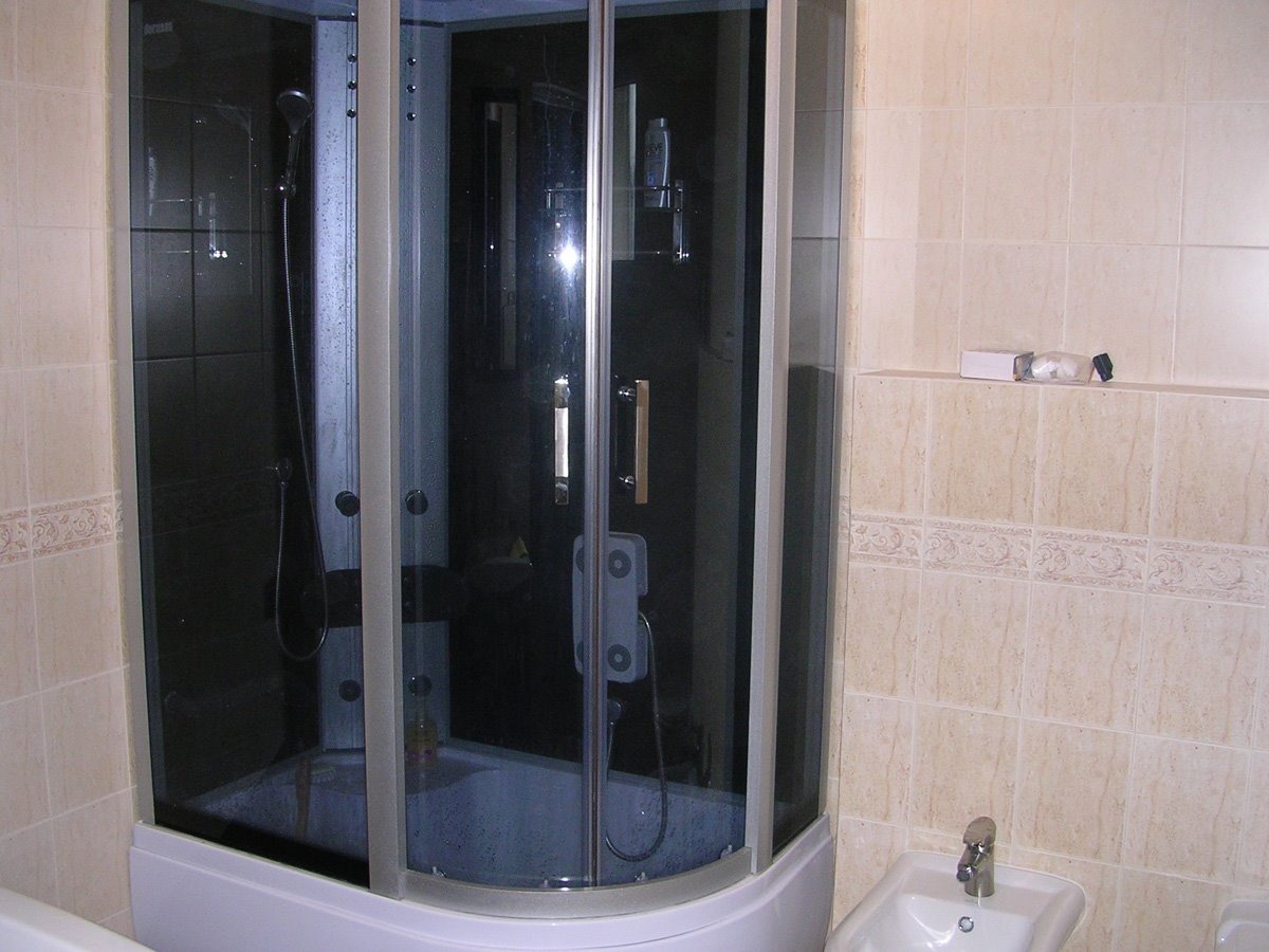 łazienka wykończona płytkami i montż kabiny prysznicowej z masażem