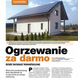 Dom jednorodzinny z panelami fotowoltaicznymi na dachu, widoczne z zewnątrz w słoneczny dzień, otoczony zielenią. Artykuł prasowy o ogrzewaniu energią elektryczną z paneli fotowoltaicznych.