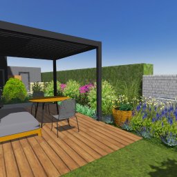 Magdalena Pycia HORTANICA - Wizualizacja tarasu z pergolą, drewnianą podłogą, meblami ogrodowymi i roślinami ozdobnymi, w tle zielony żywopłot i mur z fontanną.