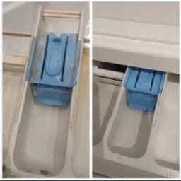 Porównanie: Szary, zabrudzony dozownik na detergent w pralce przed i po wyczyszczeniu, widoczne osady i pozostałości proszku.