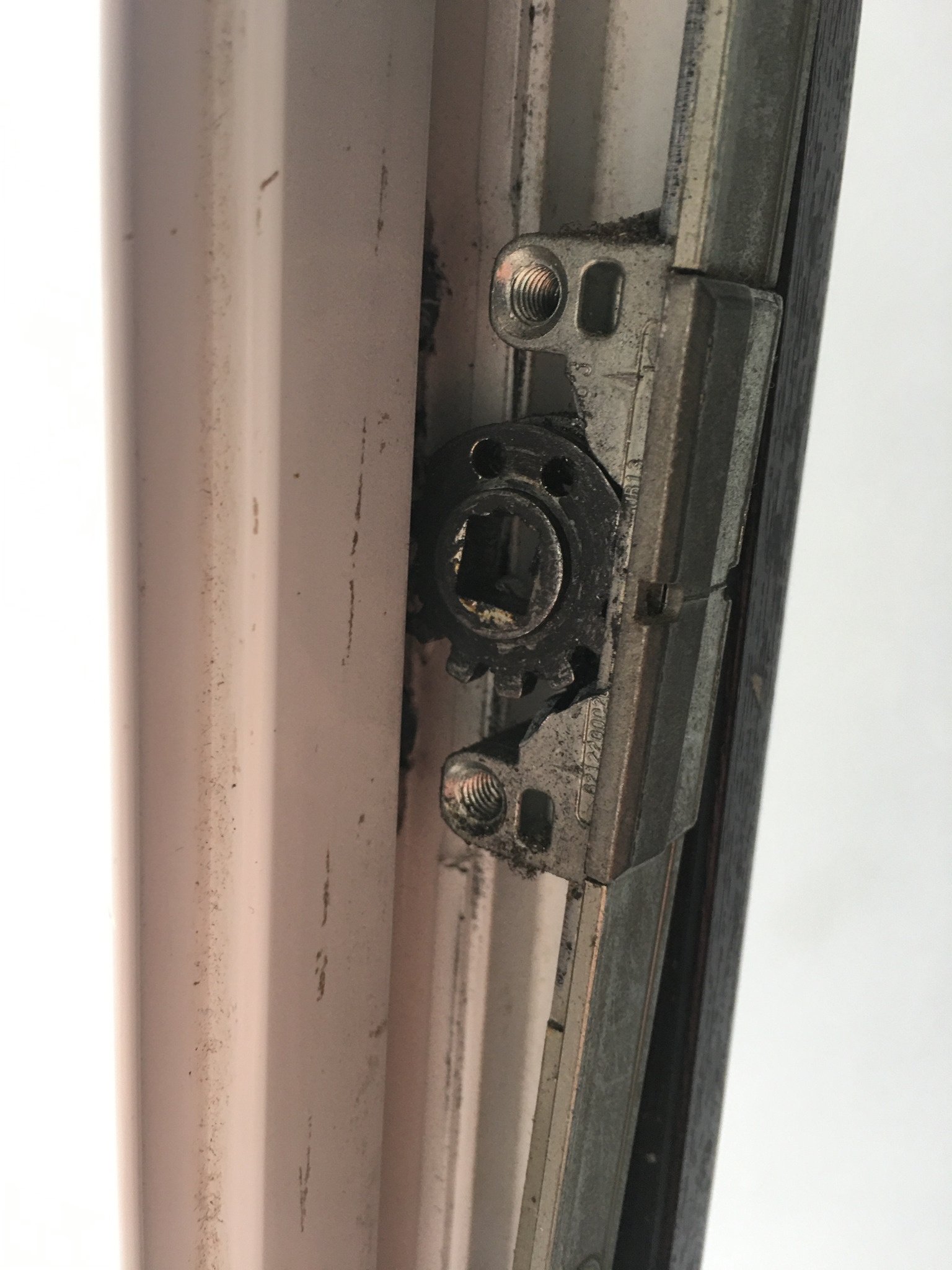 Naprawiamy uszkodzone podzespoły. Bardzo częsta awaria spowodowana brakiem smarowania elementów metalowych okna.