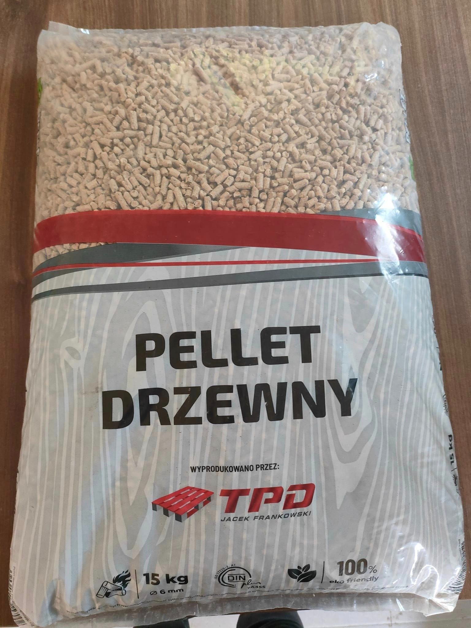 Worek 15 kg z drzewnym materiałem opałowym w postaci granulatu, z widocznym logo producenta TPD Jacek Frankowski, certyfikatem DINplus i oznaczeniem '100% eko friendly'.